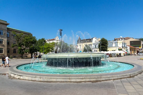 RUSE, BULGARIA - 15 AĞUSTOS 2021: Bulgaristan 'ın Ruse kentinin merkezinde Özgürlük Meydanı Panoraması
