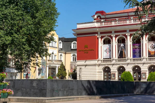 RUSE, BULGARIA - 15 AĞUSTOS 2021: Bulgaristan 'ın Ruse kentinin merkezinde Özgürlük Meydanı Panoraması