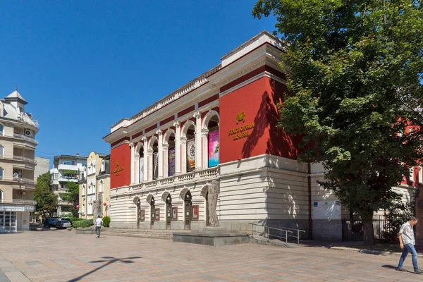 RUSE, BULGARIA - 15 AĞUSTOS 2021: Bulgaristan 'ın Ruse kentinin merkezinde Özgürlük Meydanı Panoraması