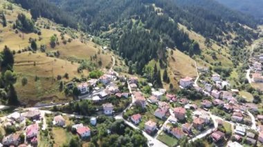 Bulgaristan 'ın Smolyan Bölgesi Momchilovtsi köyünün hava manzarası
