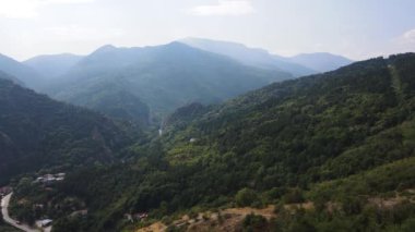 Bulgaristan 'ın Ortaçağ Asen Kalesi, Asenovgrad, Filibe Bölgesi' nin hava manzarası