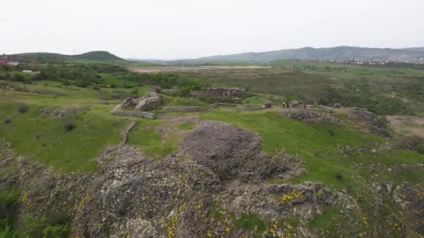 保加利亚Kardzhali镇附近Studen Kladenets水库南岸的Vishegrad古堡遗址空中景观 — 图库视频影像