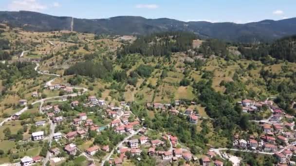 Vista Aerea Del Villaggio Momchilovtsi Regione Smolyan Bulgaria — Video Stock