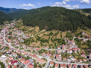 Bulgaristan 'ın ünlü kayak beldesi Chepelare' nin hava manzarası, Smolyan Bölgesi, Bulgaristan