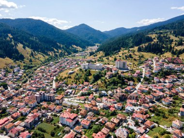 Bulgaristan 'ın ünlü kayak beldesi Chepelare' nin hava manzarası, Smolyan Bölgesi, Bulgaristan