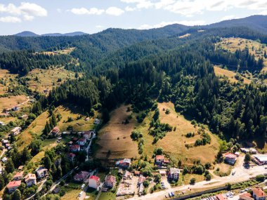 Bulgaristan 'ın ünlü kayak beldesi Chepelare' nin hava manzarası, Smolyan Bölgesi, Bulgaristan