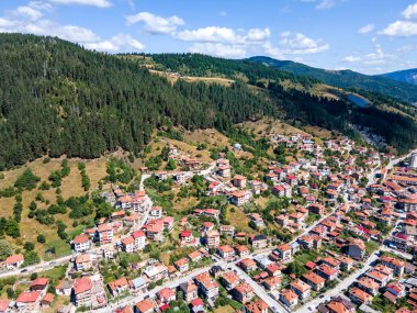 Bulgaristan 'ın ünlü kayak beldesi Chepelare' nin hava manzarası, Smolyan Bölgesi, Bulgaristan