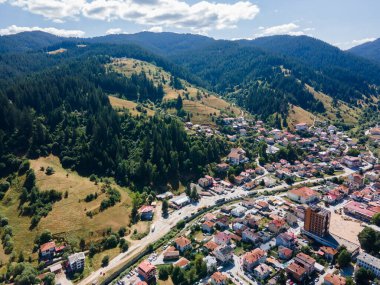 Bulgaristan 'ın ünlü kayak beldesi Chepelare' nin hava manzarası, Smolyan Bölgesi, Bulgaristan