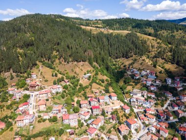 Bulgaristan 'ın ünlü kayak beldesi Chepelare' nin hava manzarası, Smolyan Bölgesi, Bulgaristan
