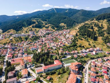 Bulgaristan 'ın ünlü kayak beldesi Chepelare' nin hava manzarası, Smolyan Bölgesi, Bulgaristan