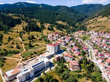 Bulgaristan 'ın ünlü kayak beldesi Chepelare' nin hava manzarası, Smolyan Bölgesi, Bulgaristan