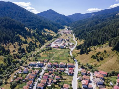 Bulgaristan 'ın ünlü kayak beldesi Chepelare' nin hava manzarası, Smolyan Bölgesi, Bulgaristan