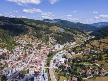 Bulgaristan 'ın ünlü kayak beldesi Chepelare' nin hava manzarası, Smolyan Bölgesi, Bulgaristan