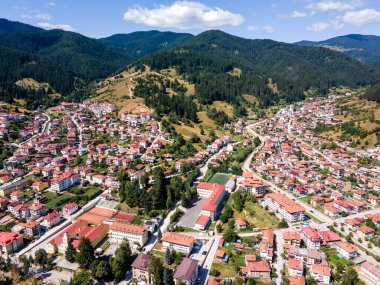 Bulgaristan 'ın ünlü kayak beldesi Chepelare' nin hava manzarası, Smolyan Bölgesi, Bulgaristan