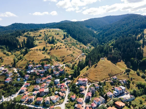 Bulgaristan 'ın ünlü kayak beldesi Chepelare' nin hava manzarası, Smolyan Bölgesi, Bulgaristan
