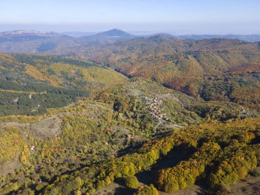 Bulgaristan 'ın Pernik Bölgesi, Kamenititsa zirvesi yakınlarındaki Erul dağının şaşırtıcı sonbahar manzarası