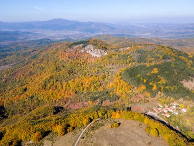 Bulgaristan 'ın Pernik Bölgesi, Kamenititsa zirvesi yakınlarındaki Erul dağının şaşırtıcı sonbahar manzarası