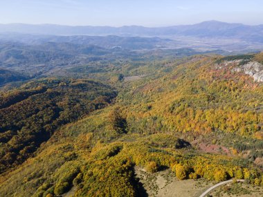Bulgaristan 'ın Pernik Bölgesi, Kamenititsa zirvesi yakınlarındaki Erul dağının şaşırtıcı sonbahar manzarası