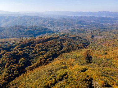 Bulgaristan 'ın Pernik Bölgesi, Kamenititsa zirvesi yakınlarındaki Erul dağının şaşırtıcı sonbahar manzarası