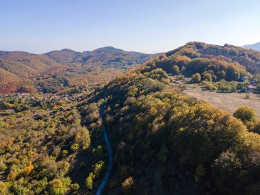 Bulgaristan 'ın Pernik Bölgesi, Kamenititsa zirvesi yakınlarındaki Erul dağının şaşırtıcı sonbahar manzarası