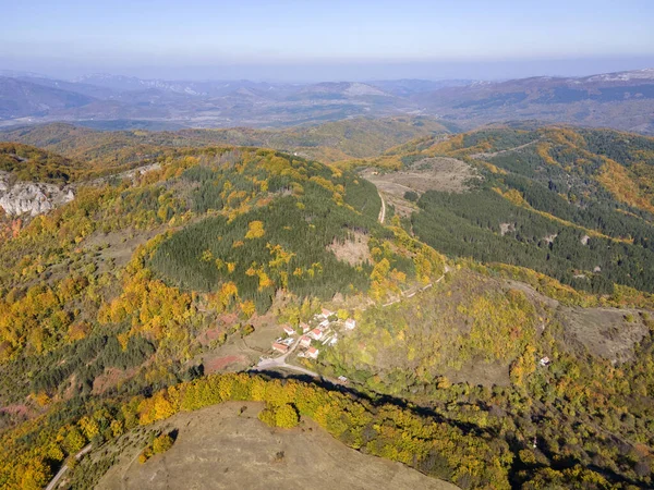 Bulgaristan 'ın Pernik Bölgesi, Kamenititsa zirvesi yakınlarındaki Erul dağının şaşırtıcı sonbahar manzarası