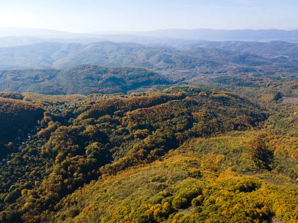 Bulgaristan 'ın Pernik Bölgesi, Kamenititsa zirvesi yakınlarındaki Erul dağının şaşırtıcı sonbahar manzarası