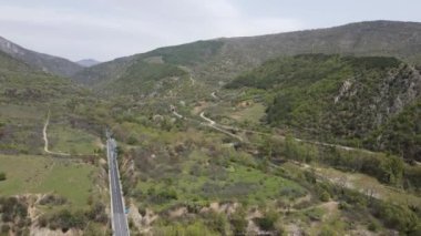 Bulgaristan 'ın Kresna Vadisi' nden geçen Struma Nehri 'nin havadan görüntüsü