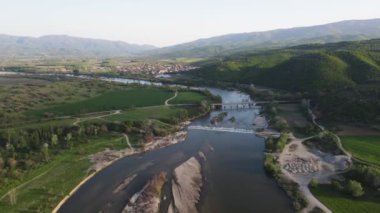 Bulgaristan 'ın Petrich vadisinden geçen Struma nehrinin hava manzarası