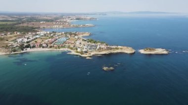 Bulgaristan 'ın Burgaz Bölgesi' nin Çarevo kasabası yakınlarındaki Arapya plajı yakınlarındaki kuş adasının hava manzarası 