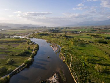 Bulgaristan 'ın Blagoevgrad bölgesinin Topolnitsa köyü yakınlarındaki Struma nehrinin hava günbatımı manzarası