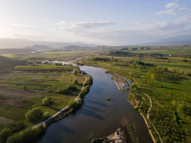 Bulgaristan 'ın Blagoevgrad bölgesinin Topolnitsa köyü yakınlarındaki Struma nehrinin hava günbatımı manzarası