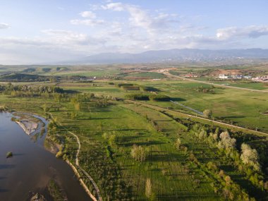 Bulgaristan 'ın Blagoevgrad bölgesinin Topolnitsa köyü yakınlarındaki Struma nehrinin hava günbatımı manzarası