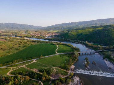 Bulgaristan 'ın Blagoevgrad bölgesinin Topolnitsa köyü yakınlarındaki Struma nehrinin hava günbatımı manzarası