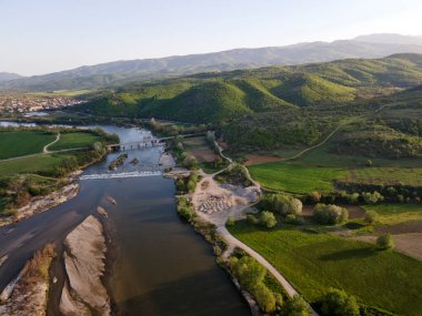 Bulgaristan 'ın Blagoevgrad bölgesinin Topolnitsa köyü yakınlarındaki Struma nehrinin hava günbatımı manzarası