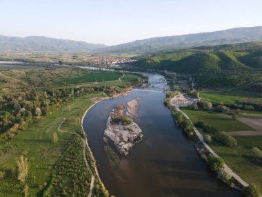Bulgaristan 'ın Blagoevgrad bölgesinin Topolnitsa köyü yakınlarındaki Struma nehrinin hava günbatımı manzarası