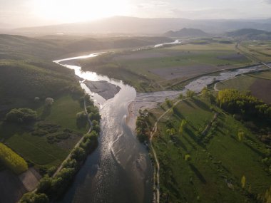Bulgaristan 'ın Blagoevgrad bölgesinin Topolnitsa köyü yakınlarındaki Struma nehrinin hava günbatımı manzarası