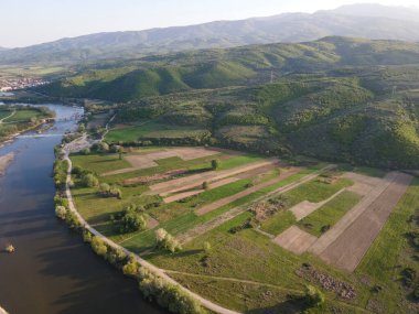 Bulgaristan 'ın Blagoevgrad bölgesinin Topolnitsa köyü yakınlarındaki Struma nehrinin hava günbatımı manzarası