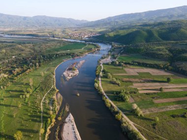 Bulgaristan 'ın Blagoevgrad bölgesinin Topolnitsa köyü yakınlarındaki Struma nehrinin hava günbatımı manzarası