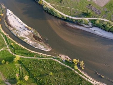 Bulgaristan 'ın Blagoevgrad bölgesinin Topolnitsa köyü yakınlarındaki Struma nehrinin hava günbatımı manzarası