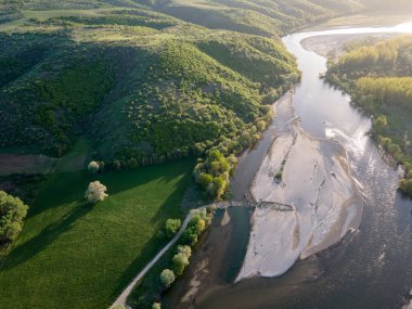 Bulgaristan 'ın Blagoevgrad bölgesinin Topolnitsa köyü yakınlarındaki Struma nehrinin hava günbatımı manzarası