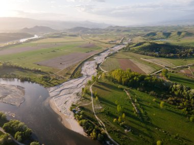 Bulgaristan 'ın Blagoevgrad bölgesinin Topolnitsa köyü yakınlarındaki Struma nehrinin hava günbatımı manzarası