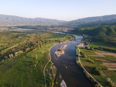 Bulgaristan 'ın Blagoevgrad bölgesinin Topolnitsa köyü yakınlarındaki Struma nehrinin hava günbatımı manzarası