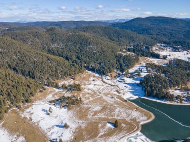 Bulgaristan 'ın Smolyan Bölgesi, buzla kaplı Dospat Baraj Havzası kış manzarası