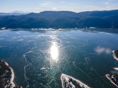 Bulgaristan 'ın Smolyan Bölgesi, buzla kaplı Dospat Baraj Havzası kış manzarası