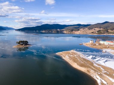 Bulgaristan 'ın Smolyan Bölgesi, buzla kaplı Dospat Baraj Havzası kış manzarası