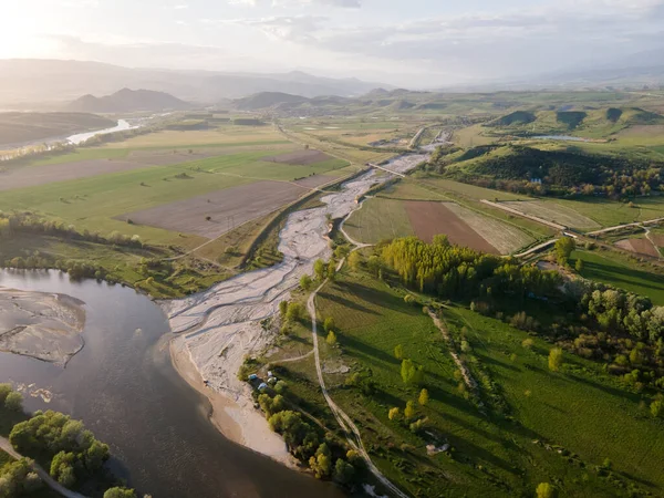 Bulgaristan 'ın Blagoevgrad bölgesinin Topolnitsa köyü yakınlarındaki Struma nehrinin hava günbatımı manzarası
