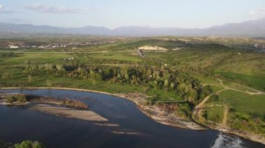 Bulgaristan 'ın Blagoevgrad bölgesinin Topolnitsa köyü yakınlarındaki Struma nehrinin hava günbatımı manzarası
