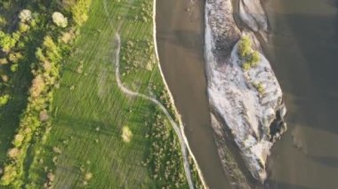 Bulgaristan 'ın Blagoevgrad bölgesinin Topolnitsa köyü yakınlarındaki Struma nehrinin hava günbatımı manzarası