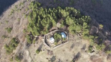 Bulgaristan 'ın Pazardzhik Bölgesi' nin Dorkovo kasabası yakınlarındaki Antik Tsepina kalesinin hava manzarası