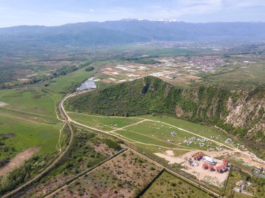 Bulgaristan 'ın Kozhuh Dağı ve Petrich vadisinin hava manzarası